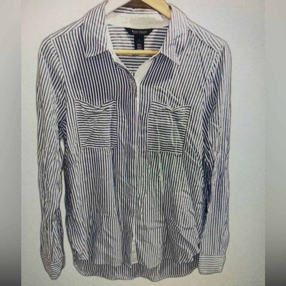 White House Black Market Women size 2 100% Rayon White Blue Striped Button Up